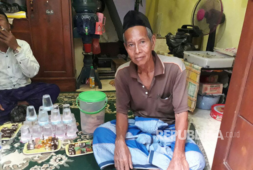 Maksum bin Wahab (79) calon jemaah haji dari Surabaya yang akan berangkat haji ke Tanah Suci pada Sabtu (29/7). Maksum sehari-hari berprofesi sebagai tukang becak di sekitar rumahnya di Jl Kapasan Samping III, Surabaya. 
