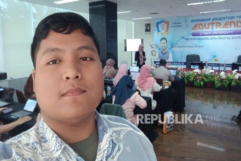 Malahin, mahasiswa jurusan Teknologi Informasi Cyber University.