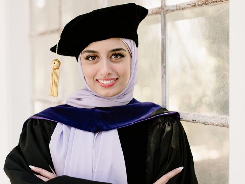 Malak Shalabi lulus dari University of Washington dan menggunakan jilbab saat wisuda