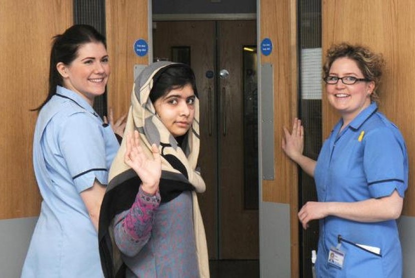 Malala Yousafzai saat meninggalkan Rumah Sakit Queen Elizabeth, Birmingham, Inggris.