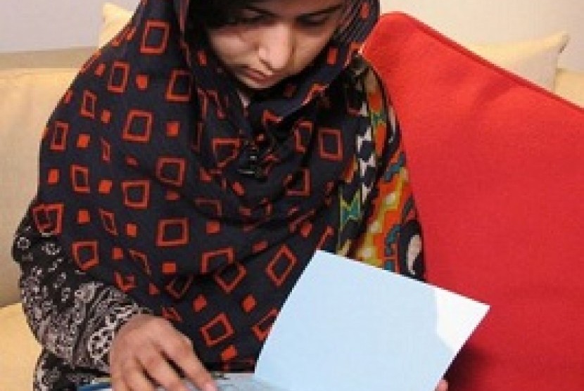 Malala Yousefzai reads get well cards. 