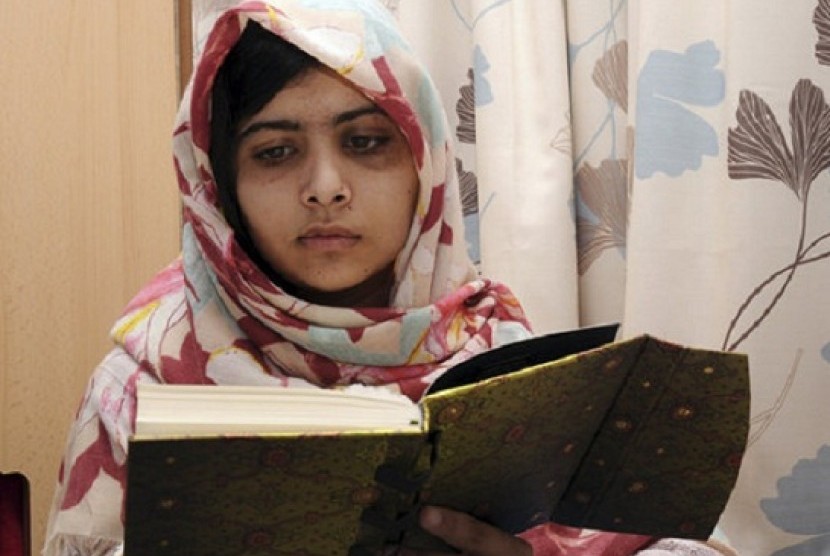 Malala Yousufzai, saat proses penyembuhannya di Queen Elizabeth Hospital di Birmingham, Inggris.