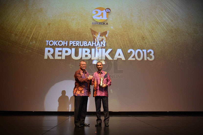  Ketua KPK Abraham Samad (kanan) menerima penghargaan Tokoh Perubahan Republika 2013 dari Komisaris utama PT Republika Media Mandiri Adi Sasono di Jakarta, Senin (21/4). (Republika/Prayogi)