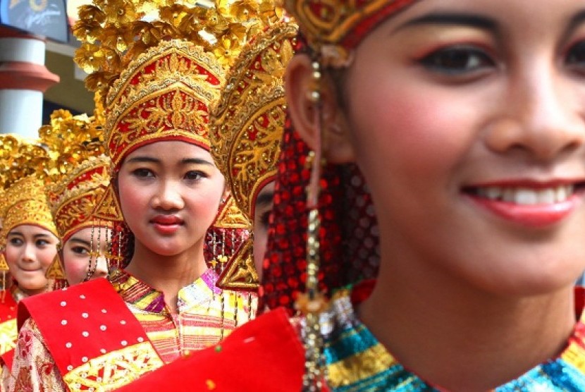 Malay dancers perform to welcome important guests in Batam. (illustration)