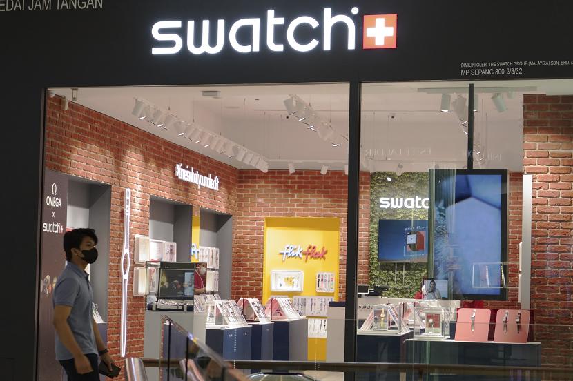 Malaysia melarang merek jam tangan Swatch karena merayakan hak-hak komunitas LGBTQ. Menjual atau memiliki jam tersebut bisa dipenjara 3 tahun atau denda Rp66 juta 