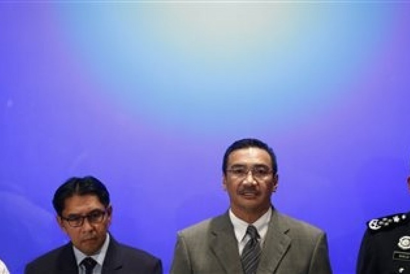 Malaysia's acting Minister of Transport Hishamuddin Hussein, second from right, speaks during a press conference in Sepang, Malaysia, on Wednesday, March, 19, 2014.