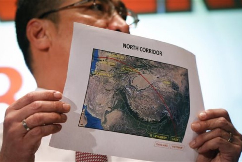  Malaysia's acting Transport Minister Hishamuddin Hussein shows the map of northern search corridor during a press conference in Sepang, Malaysia, Monday, March 17, 2014.