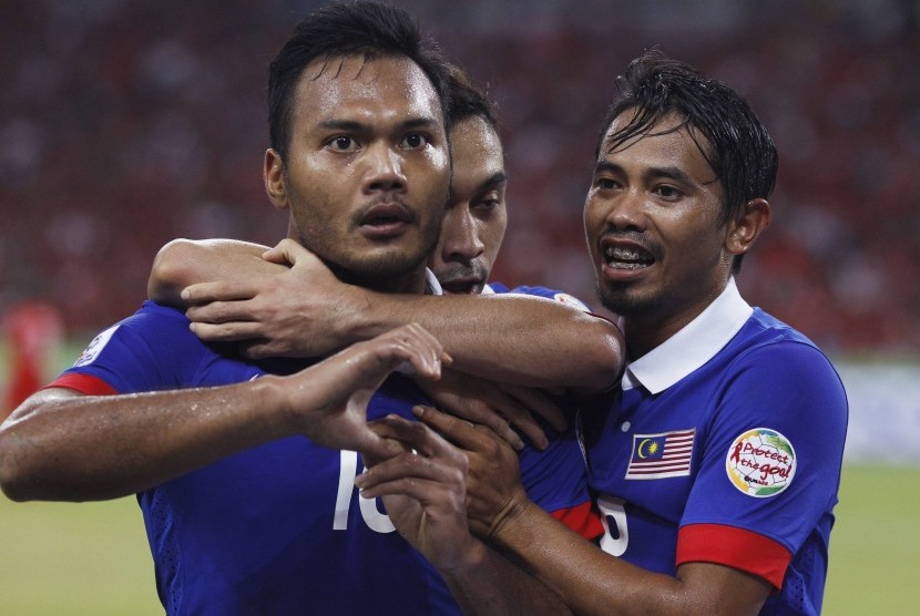 Malaysia's Mohd Safee Bin Mohd Sali (L) gestures as he celebrates his goal against Singapore during their Suzuki Cup Group B match at the National Stadium in Singapore November 29, 2014