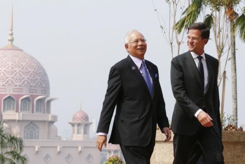 Malaysia's Prime Minister Najib Razak (L) and Dutch Prime Minister Mark Rutte walk during an official visit to discuss the downing of Malaysia Airlines MH17 in Putrajaya November 5, 2014. 