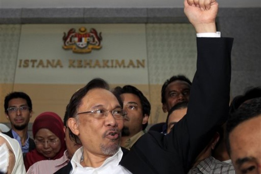 Malaysian opposition leader Anwar Ibrahim gestures as he leaves a courthouse in Putrajaya, Malaysia. (file)