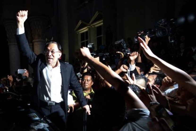 Malaysian opposition leader Anwar Ibrahim shouts to his supporters at a court house in Putrajaya March 7, 2014.