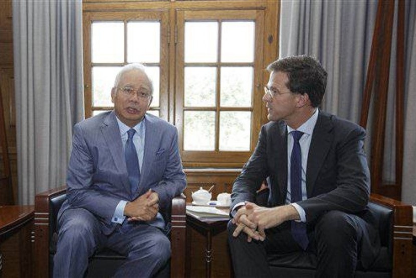 Malaysian Prime Minister Najib Razak (left) and Dutch Prime Minister Mark Rutte, pause, prior to their talks in The Hague, Netherlands, Thursday, July 31, 2014. 