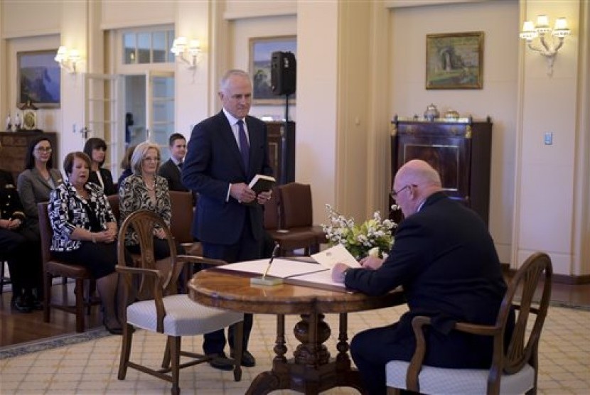 Malcolm Turnbull disumpah sebagai PM baru Australia oleh Gubernur Jenderal Sir Peter Cosgrove (15/9).