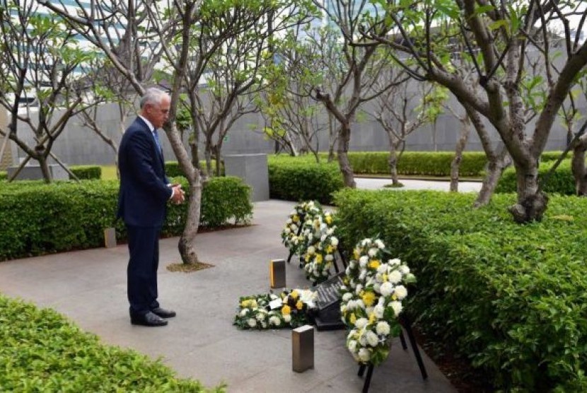 Malcolm Turnbull meletakkan karangan bunga untuk memperingati 10 tahun peringatan jatuhnya pesawat Garuda.