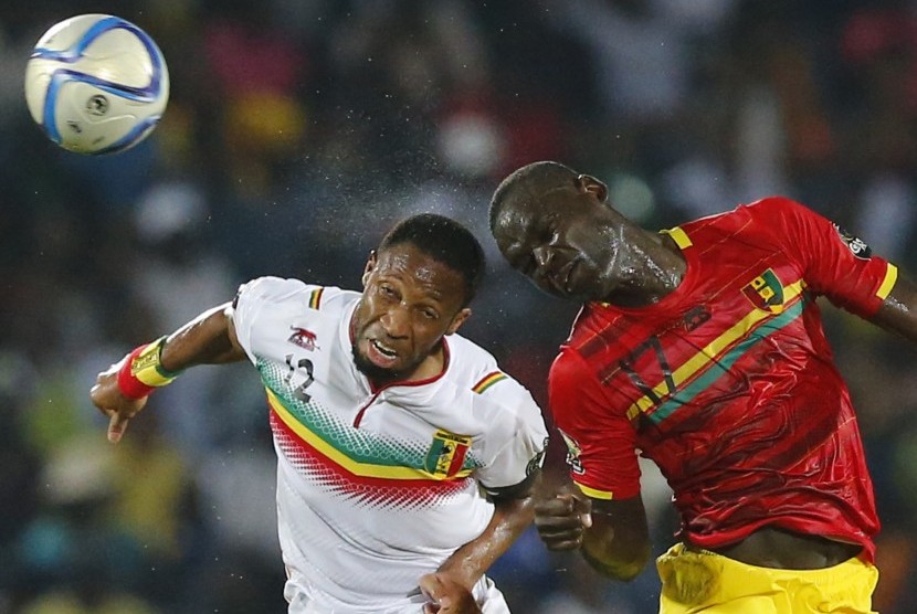 Mali's Seydou Keita (L) challenges Guinea's Boubacar Fofana during their 2015 African Cup of Nations Group D soccer match in Mongomo January 28, 2015.