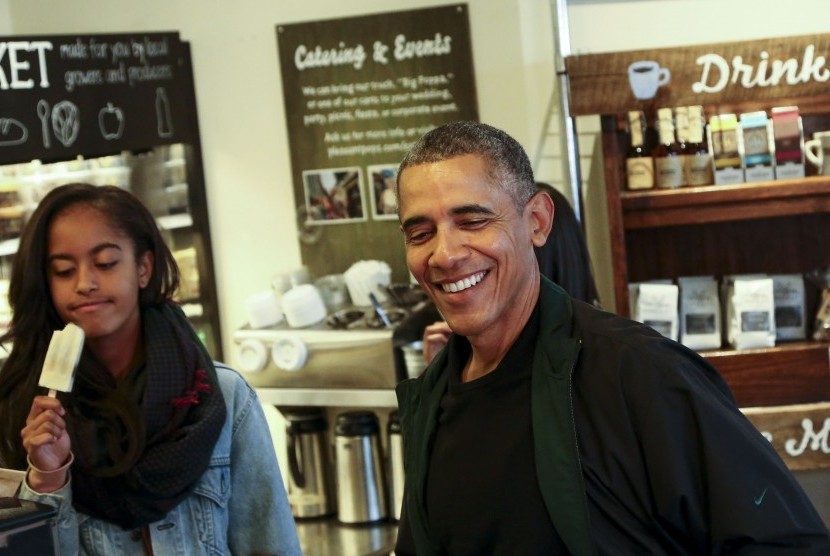 Malia Obama dan ayahnya Presiden Barrack Obama saat membeli es krim di sebuah kedai.