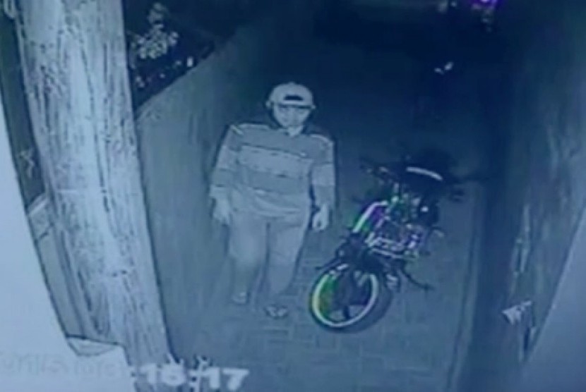 Maling sepeda motor terekam kamera CCTV. Seorang maling diduga menggasak sepeda motor bermodus berpura-pura menjadi pemulung terjadi di Jalan Rawa Kuning RT 11/7, Gang Balita, Cakung, Jakarta Timur, pada Ahad (4/9/2022).