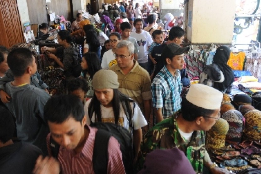 Malioboro akan ditata menjadi kawasan pedesterian. Sekarang pedesterian Malioboro dipandang sudah terlampau padat dan kurang cantik.