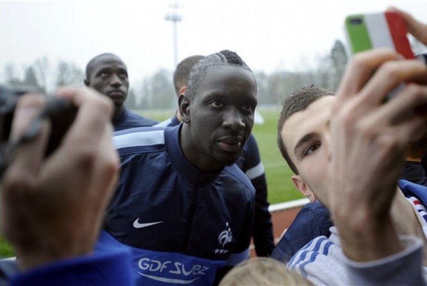 Mamadou Sakho (tengah) 