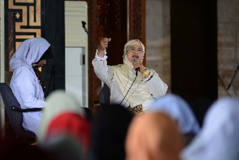 Mamah Dedeh memberikan tausiah kepada jamaah di Masjid Agung AT-Tin, Jakarta Timur, Rabu (31/12).