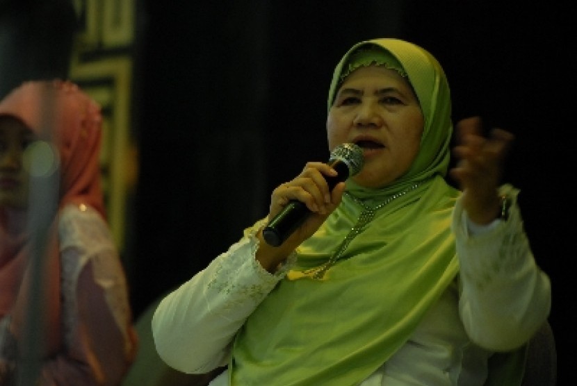 Mamah Dedeh saat memberikan sambutannya pada Dzikir Nasional di Masjid At-Tin, Jakarta, Selasa (31/12).