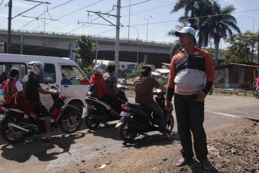 Mamat, warga yang biasanya menjaga perlintasan kereta di jalan Duri Kosambi Raya.