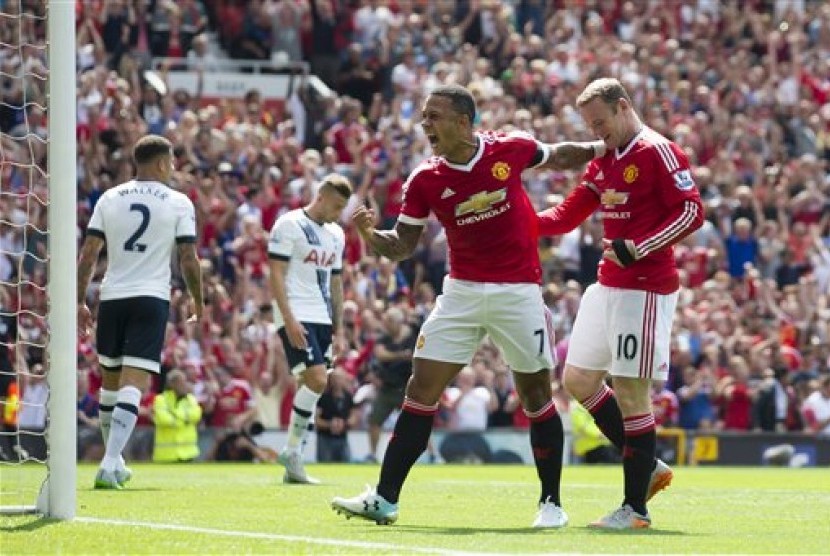 Mamphis Depay (kiri) dan Wayne Rooney meluapkan kegembiraan berhasil unggul atas Tottenham Hotspur lewat gol bunuh diri.