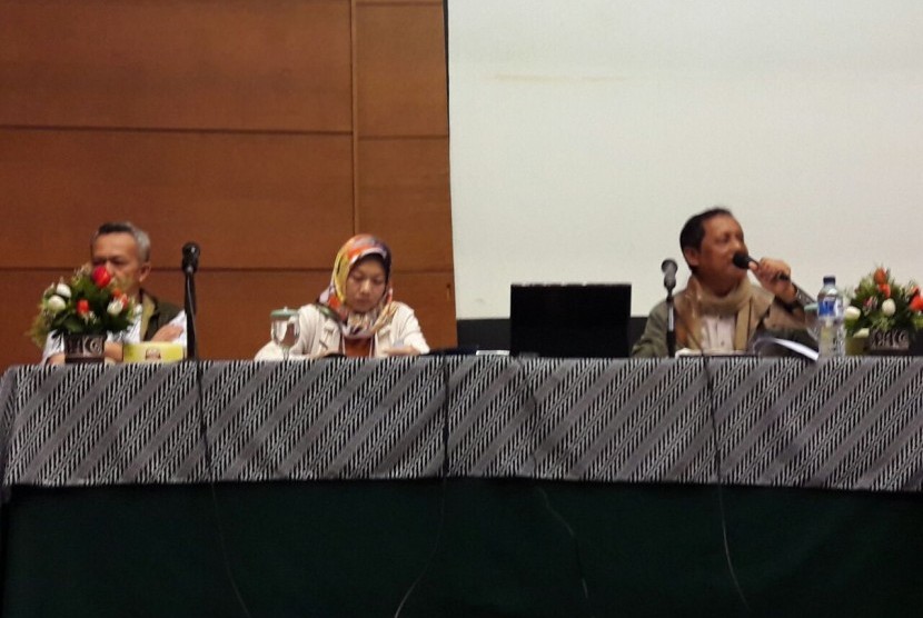Mamur Saadi, Nenden Lilis A dan Ahmadun Yosi Herfanda (dari kiri ke kanan) dalam diskusi 