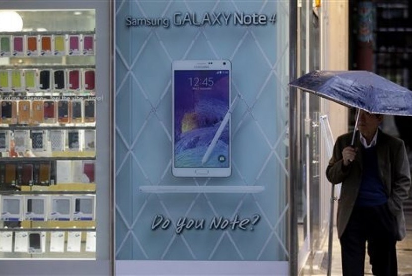 A man walks by advertisement banner of Samsung Electronics' Galaxy Note 4 in Seoul, South Korea, Tuesday, Oct. 21, 2014.