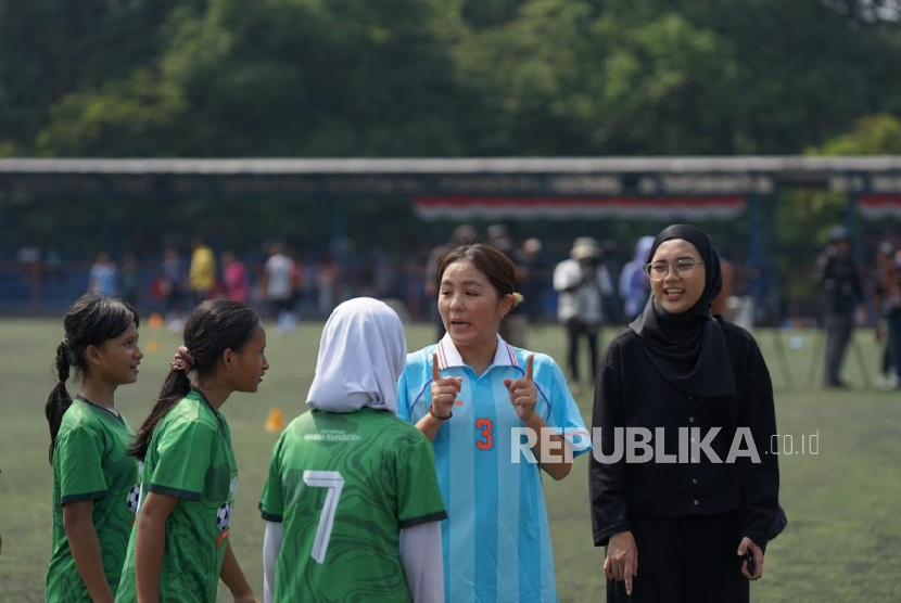 Mana Iwabuchi, mantan pemain Tim Nasional Sepakbola Wanita Jepang (tengah). 