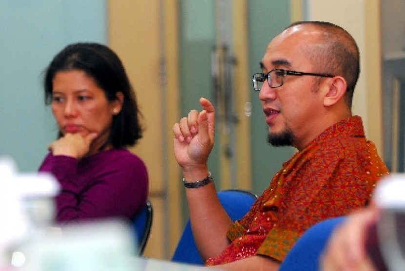 Manager Coporate Communication Chevron, Dony Indrawan (kanan), dan Communication Specialist Chevron, Jeanny Simanjuntak (kiri), saat berkunjung ke kantor Harian Republika, Jakarta, Selasa (10/4). 