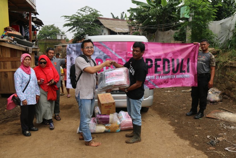 Manager CSR Rabbani Demaz Fauzi Hadi (kiri) menyerahkan bantuan untuk korban banjir kepada Ketua RW 20, Desa Cieunteung, Kecamatan Baleendah, Kabupaten Bandung, belum lama ini. 