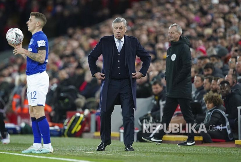 Manager Everton Carlo Ancelotti (tengah)
