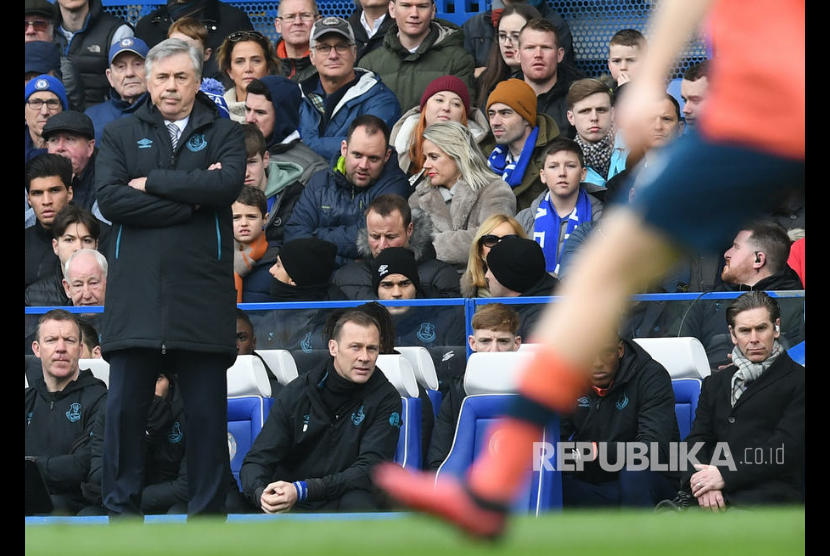 Manager Everton Carlo Ancelotti pada laga antara Chelsea melawan Everton do Stamford Bridge, London, Ahad (8/3).