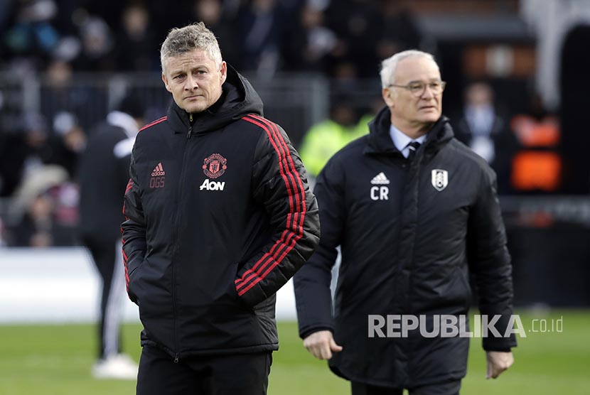 Manager Fulham Claudio Ranieri (kanan) dan Manchester United interim Ole Gunnar Solskjaer  (kiri) memasuki lapangan pada laga Liga Inggris antara Fulham melawan Manchester United di stadion Craven Cottage, London, Sabtu.