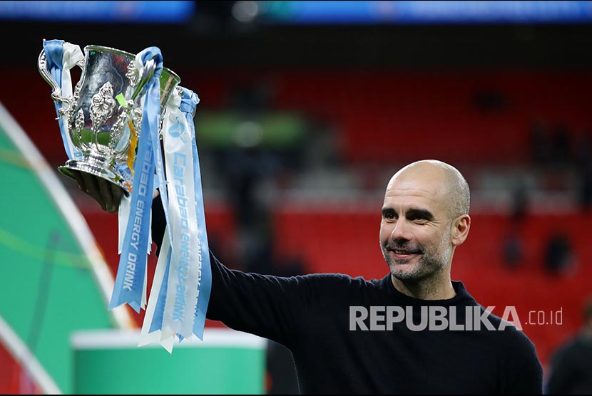 Manager Manchester City Pep Guardiola  mengangkat trofi Carabao Cup atau Piala Liga Inggris setelah pada laga final mengalahkan Aston Villa di Stadion Wembley, London, Inggris, Senin (2/3) dini hari.