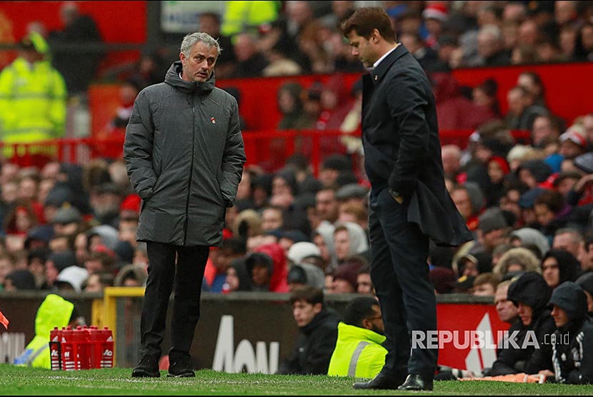 Pelatih Manchester United Jose Mourinho (kiri) dan pelatih Tottenham Hotspur Mauricio Pochettino  pada pertandingan Liga Primer Inggris di Old Trafford, Sabtu (28/10).