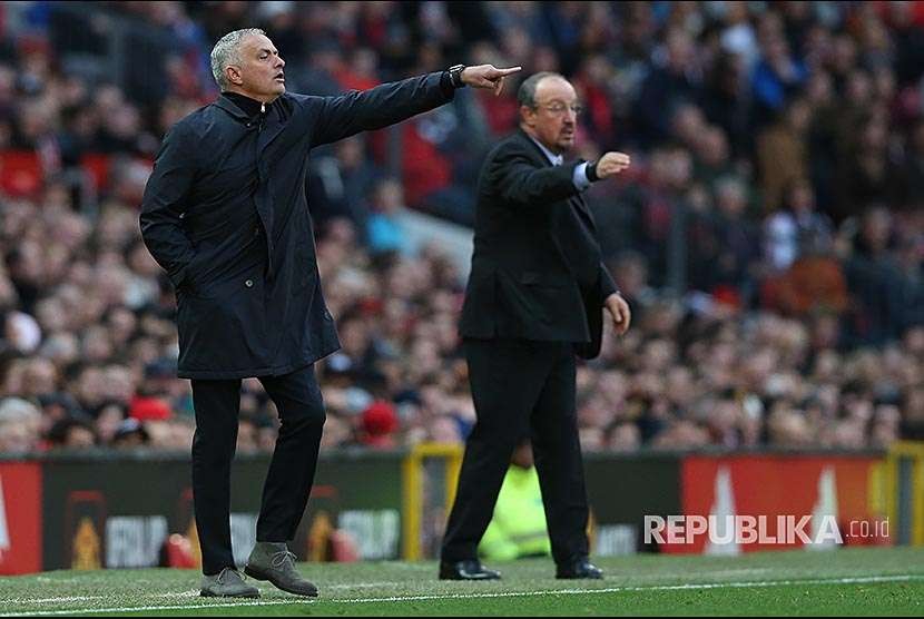 Manager MU Jose Mourinho dan manager Newcastle United Rafa Benitez mengatur pemainnya  pada pertandingan Liga Primer Inggris antra Manchester United melawan Newcastle United di stadion, Old Trafford, Sabtu (6/10) waktu setempat.