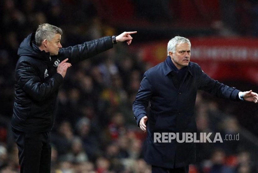 Manajer Manchester United Ole Gunnar Solskjaer (kiri) dan pelatih Tottenham Hotspur Jose Mourinho.