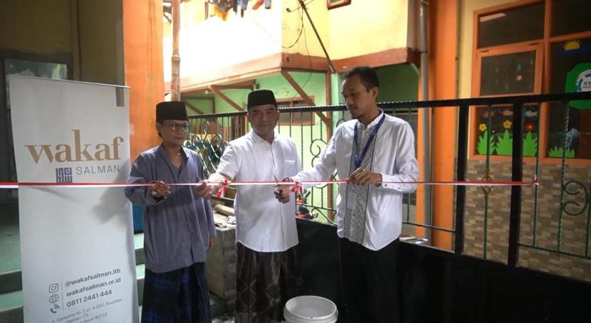 Manager Program Wakaf Salman, Bayu Rian Ardiansyah, belum lama ini pihaknya telah meresmikan Program Wakaf Air di Pondok Pesantren Darrut Taubah, Kebon Jeruk, Kec Andir, Kota Bandung, Jawa Barat.