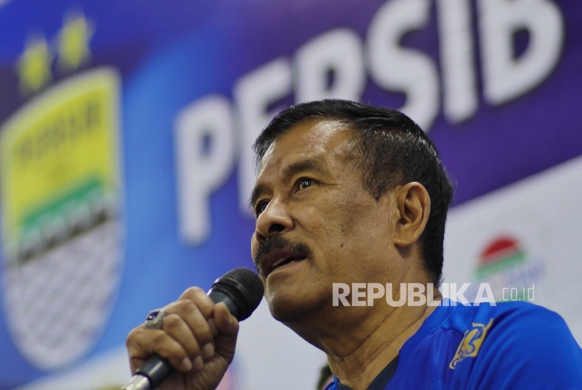 Manager Tim Persib Bandung Umuh Muchtar usai pertandingan uji coba melawan Bali United di Stadion GBLA, Bandung, (8/4). 