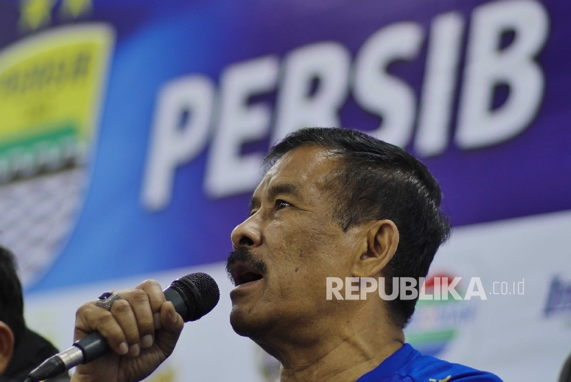 Manager Tim Persib Bandung Umuh Muchtar usai pertandingan uji coba melawan Bali United di Stadion GBLA, Bandung, (8/4).