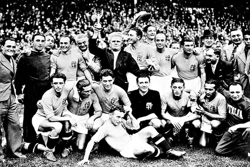 Manager Vittorio Pozzo bersama timnya melakukan selebrasi usai menjuarai Piala Dunia 1938. 