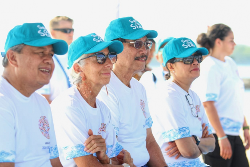 Managing Director and Chairwoman Dana Moneter Internasional (IMF), Christine Lagarde melakukan penanaman terumbu karang di Pantai Sofitel, Bali 