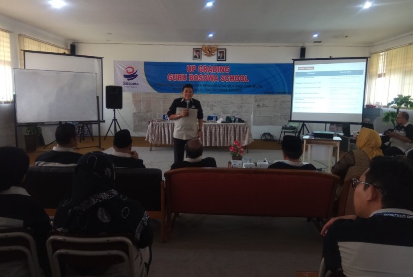 Managing Director Bosowa Foundation, Cahyo Winarto memaparkan materi pada up grading guru Bosowa School.