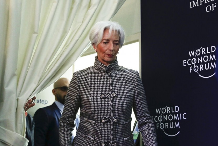 Managing Director dan Chairwoman Dana Moneter Internasional (IMF), Christine Lagarde dalam konferensi pers World Economic Forum di Davos, Senin (21/1).