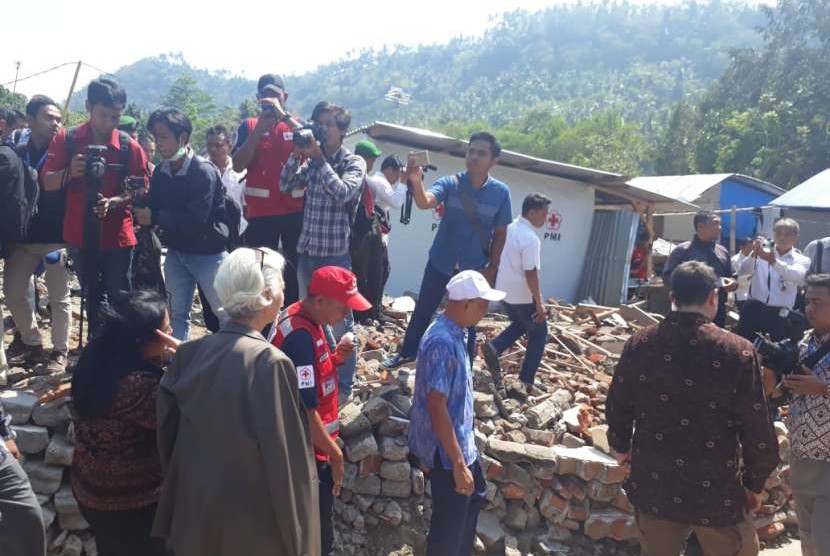 IMF Managing Director Christine Lagarde and Coordinating Minister for Maritime Affairs Luhut Binsar Panjaitan, Minister of Finance Sri Mulyani, and NTB Governor Zulkieflimansyah visited the location affected by the earthquake in Guntur Macan Village, Gunungsari District, West Lombok, NTB, Monday (Oct 8).