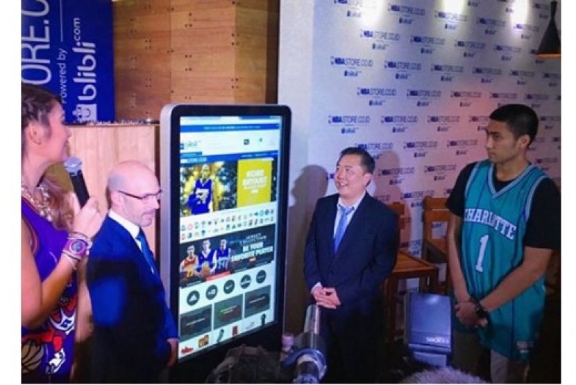 Managing Director NBA Asia Scott Levy (kedua kiri), CEO Blibli.com Kusumo Martanto (kedua kanan) dan pebasket asal Satria Muda Britama Christian Ronaldo Sitepu saat peluncuran toko online resmi pertama NBA di Indonesia, Selasa (1/12).