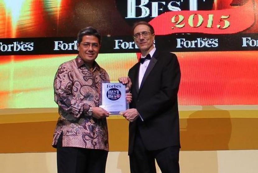 Managing Director President Office Sinar Mas Land Dhony Rahajoe (kiri) mewakili perusahaan menerima Penghargaan 