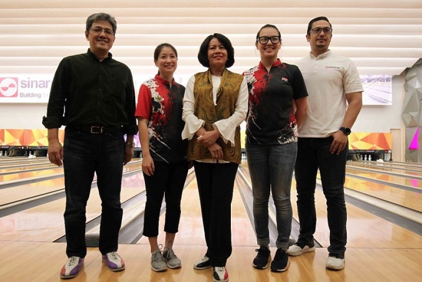 Managing Director President Office Sinar Mas Land, Dhony Rahajoe (kiri), dan Dirjen Informasi dan Komunikasi Publik Kementerian Komunikasi dan Informasi, Rosarita Niken Widiastuti (tengah) saat membuka Sinar Mas Land Journalist Bowling Tournament 2018. 